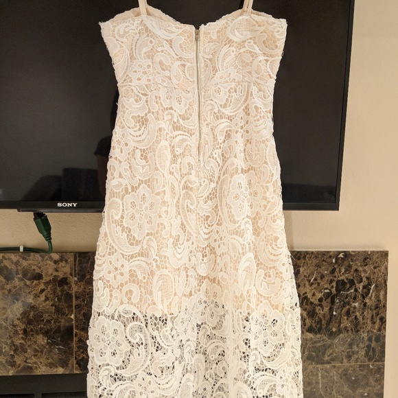 Lace dress - Picture 4 of 7